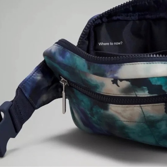 Lululemon everywhere Belt Bag NWT - Picture 4 of 5